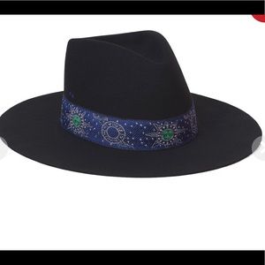 Black size small lack of color hat